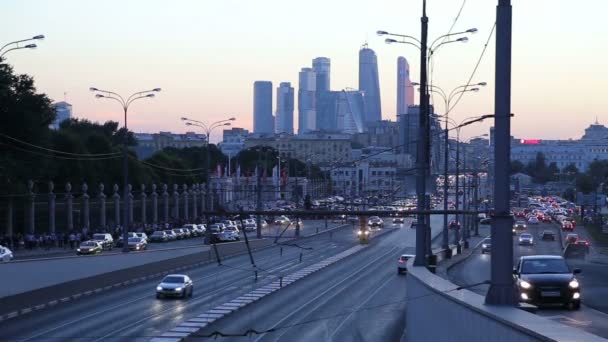 큰 도시 (야간), 모스크바, 러시아의 고속도로에 소통량 — 비디오