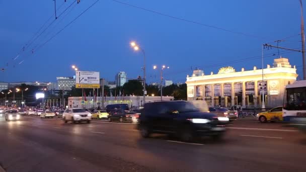 Trafiken på motorvägen i stora staden (på natten), Moskva, Ryssland — Stockvideo