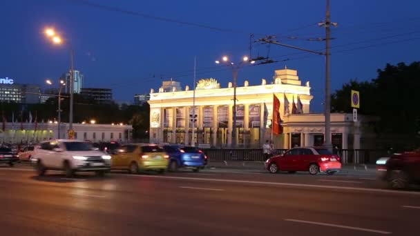 Provoz na dálnici velkoměsta (v noci), Moskva, Rusko — Stock video