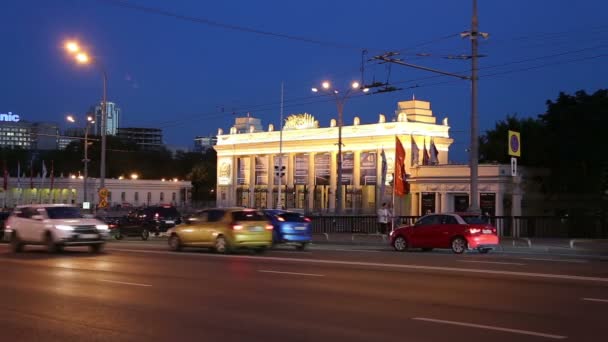 Рух на магістралі великого міста (вночі), Москва, Росія — стокове відео