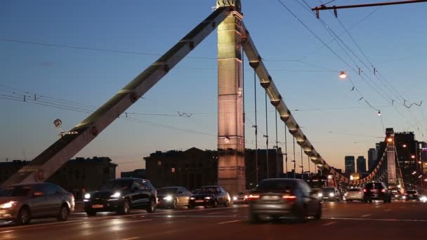 El puente Krymsky o el puente De Crimea y el tráfico de los coches (de noche) es un puente colgante de acero en Moscú, Rusia. El puente atraviesa el río Moskva a 1.800 metros al suroeste del Kremlin — Vídeos de Stock