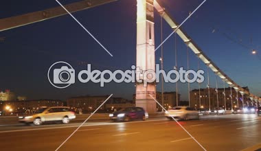 Krymsky köprü veya Kırım Köprüsü ve trafik otomobil (gece), bir çelik asma köprü, Moskova, Rusya var. Köprü Moskova Nehri 1.800 metre güneybatı Kremlin üzerinden yayılan