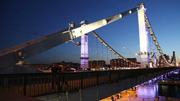 Krymsky 橋またはクリミア橋車 (夜) のトラフィックは、モスクワ、ロシアで鋼吊橋です。クレムリンからモスクワ川 1,800 メートル南西にまたがる橋 — ストック動画