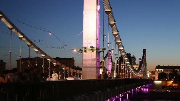 Krymsky bridge oder Krimbrücke und Autoverkehr (Nacht) -- ist eine stählerne Hängebrücke in Moskau, Russland. Die Brücke überspannt den Fluss Moskva 1800 Meter südwestlich vom Kreml — Stockvideo