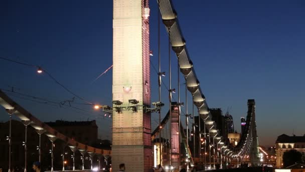 Krymsky bridge oder Krimbrücke und Autoverkehr (Nacht) -- ist eine stählerne Hängebrücke in Moskau, Russland. Die Brücke überspannt den Fluss Moskva 1800 Meter südwestlich vom Kreml — Stockvideo