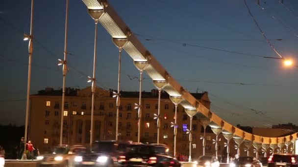 Krymsky 桥或克里米亚桥、 交通汽车 （夜） — — 是在莫斯科，俄罗斯的钢悬索桥。这座桥横跨莫斯科河 1,800 米西南从克里姆林宫 — 图库视频影像