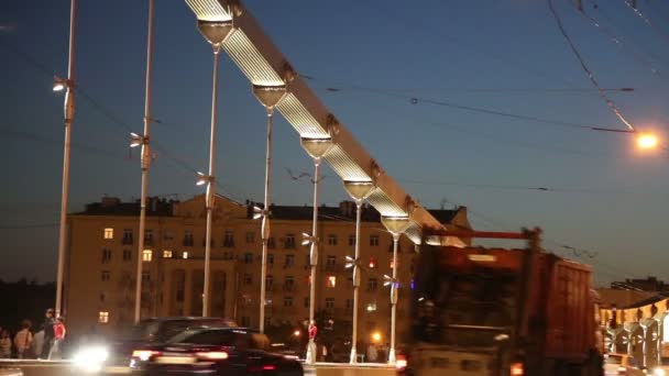 Krymsky Bridge of Krim Bridge en het verkeer van auto's (nacht)--is een stalen hangbrug in Moskou, Rusland. De brug overspant de Moskva rivier 1.800 meter ten zuidwesten van het Kremlin — Stockvideo