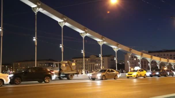 Krymsky bridge oder Krimbrücke und Autoverkehr (Nacht) -- ist eine stählerne Hängebrücke in Moskau, Russland. Die Brücke überspannt den Fluss Moskva 1800 Meter südwestlich vom Kreml — Stockvideo