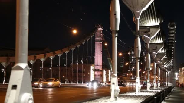 Кримський міст або міст Криму і руху автомобілів (ніч) - є сталевий підвісний міст у Москві. Міст охоплює в Гостиница Москва річки 1800 метрів на південний захід від Кремля — стокове відео