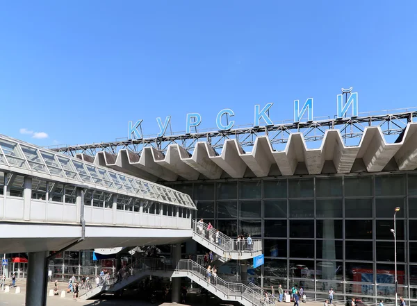 La terminal ferroviaria de Kursky (también conocida como el ferrocarril de Kurskaya de Moscú) es una de las nueve terminales ferroviarias en Moscú, Rusia. Pasajeros en la terminal ferroviaria — Foto de Stock