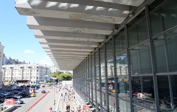 Kursky railway terminal (também conhecido como Moscow Kurskaya railway) é um dos nove terminais ferroviários em Moscou, Rússia. Passageiros no terminal ferroviário — Fotografia de Stock