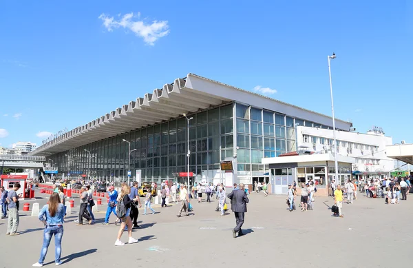La terminal ferroviaria de Kursky (también conocida como el ferrocarril de Kurskaya de Moscú) es una de las nueve terminales ferroviarias en Moscú, Rusia. Pasajeros en la terminal ferroviaria — Foto de Stock