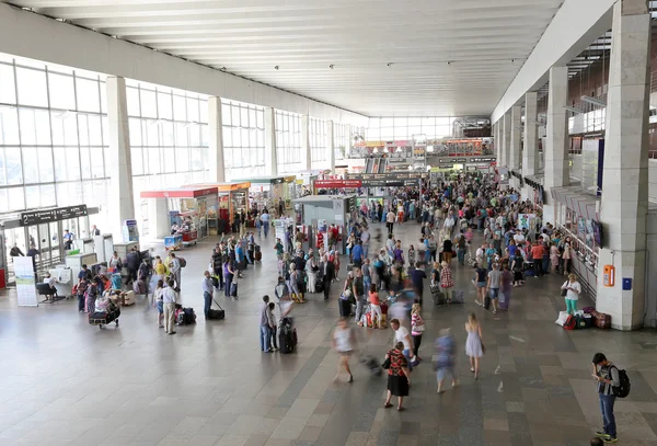 Der Kurskij-Bahnhof (auch als Moskauer Kurskaja-Bahn bekannt) ist einer der neun Eisenbahnterminals in Moskau, Russland. Passagiere im Bahnterminal — Stockfoto