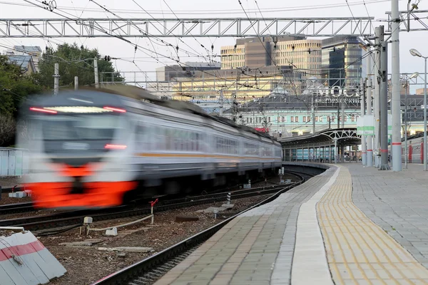 Treno sulla piattaforma passeggeri di Mosca di notte (stazione ferroviaria Belorussky) è una delle nove stazioni ferroviarie principali a Mosca, Russia . — Foto Stock