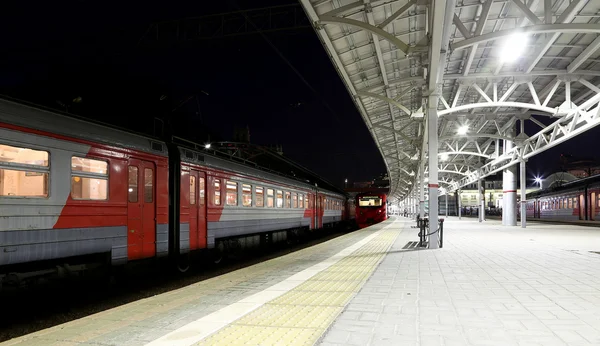 Поезд на Московской пассажирской платформе ночью (Белорусский вокзал) является одним из девяти главных железнодорожных вокзалов Москвы, Россия . — стоковое фото