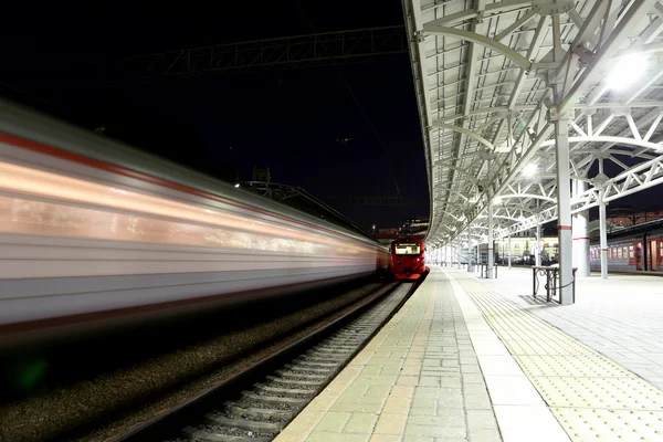 Train on Moscow passenger platform at night (Belorussky railway station) is one of the nine main railway stations in Moscow, Russia. — ストック写真