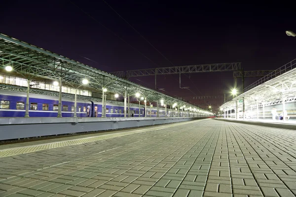 Train on Moscow passenger platform at night (Belorussky railway station) is one of the nine main railway stations in Moscow, Russia. — 图库照片