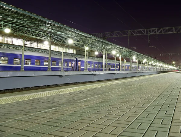 Train sur le quai des passagers de Moscou la nuit (gare de Belorussky) est l'une des neuf principales gares de Moscou, en Russie . — Photo