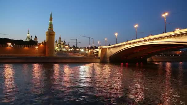 Moskva-rivier en Kremlin (bij nacht), Moskou, Rusland — Stockvideo