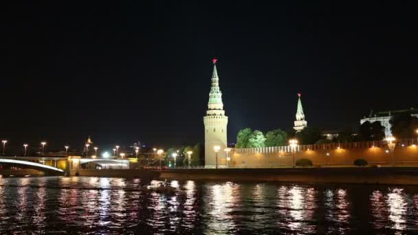 Río Moskva y Kremlin (por la noche), Moscú, Rusia — Vídeo de stock