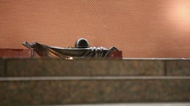 Büyük Vatanseverlik Savaşı'nın ölülerini onurlandırmak için İskender Bahçesi'ndeki Meçhul Asker Mezarı'ndaki ebedi alev, Kremlin duvarı. Moskova, Rusya Federasyonu