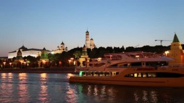 Turistik zevk teknede Moskova Nehri yakınındaki Kremlin (gece), Moskova, Rusya