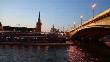 Turistik zevk teknede Moskova Nehri yakınındaki Kremlin (gece), Moskova, Rusya