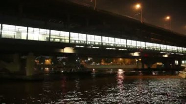 luzhnetskaya Köprüsü (metro Köprüsü) gece, moscow, Rusya Federasyonu
