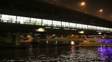 luzhnetskaya Köprüsü (metro Köprüsü) gece, moscow, Rusya Federasyonu