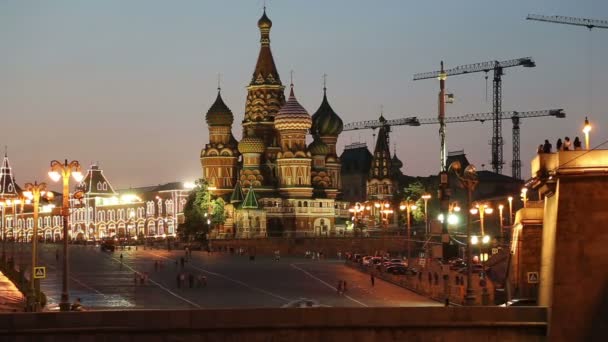 とりなしの最も神聖な女就寝 (寺のバジル祝福) の堀に夜、赤の広場、モスクワ、ロシアの聖堂 — ストック動画