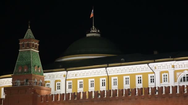 Московський кремль і прапор Росії вночі — стокове відео