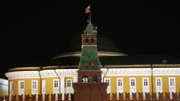 मॉस्को क्रेमलिन आणि रात्री रशियाचा ध्वज — स्टॉक व्हिडिओ