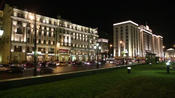 Tráfico de automóviles y construcción de la Duma Estatal de la Asamblea Federal de la Federación Rusa en el centro de Moscú cerca del Kremlin (por la noche), Rusia — Vídeos de Stock