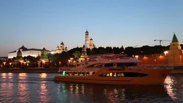 Barco de recreo turístico en el río Moskva cerca del Kremlin (por la noche), Moscú, Rusia — Vídeos de Stock