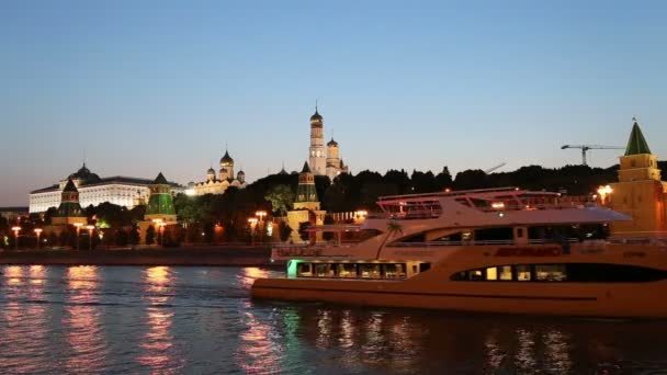 Turist fritidsbåt på Moskvafloden nära Kreml (på natten), Moskva, Ryssland — Stockvideo