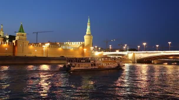旅游游船附近 （在晚上） 克里姆林宫，莫斯科，俄罗斯的莫斯科河 — 图库视频影像