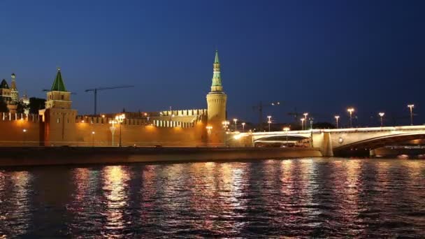 Barco de recreio turístico no rio Moskva perto do Kremlin (à noite), Moscovo, Rússia — Vídeo de Stock