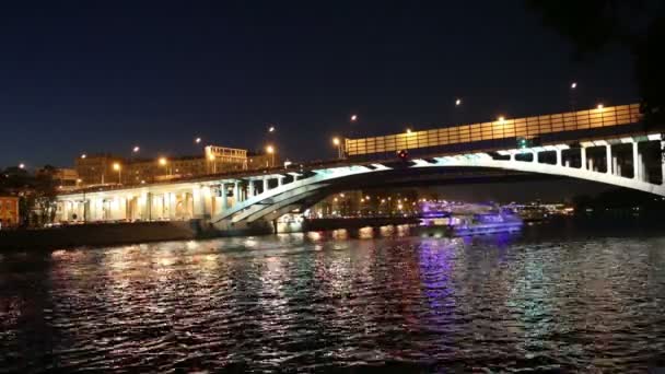 Luzhnetskaya brug (metro brug) bij nacht, Moskou, Rusland — Stockvideo