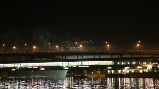 Vuurwerk op de dijk van de rivier de Moskva in de buurt van Luzhnetskaya brug (Metro brug), Moskou, Rusland — Stockvideo