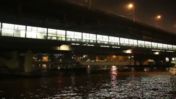 在晚上，莫斯科，俄罗斯的 luzhnetskaya 桥 （地铁大桥） — 图库视频影像