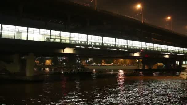 Pont Loujnetskaïa (pont du métro) la nuit, Moscou, Russie — Video