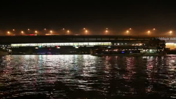 Luzhnetskaya brug (metro brug) bij nacht, Moskou, Rusland — Stockvideo