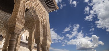 Kemer içinde İslami tarz içinde Alhambra, Granada, İspanya