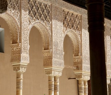 Kemer içinde İslami tarz içinde Alhambra, Granada, İspanya