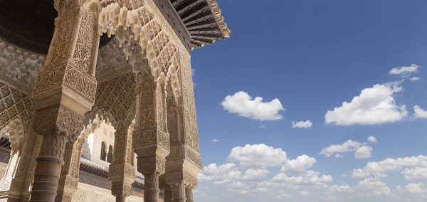 Oblouky v islámském stylu v Alhambra, Granada, Španělsko — Stock fotografie