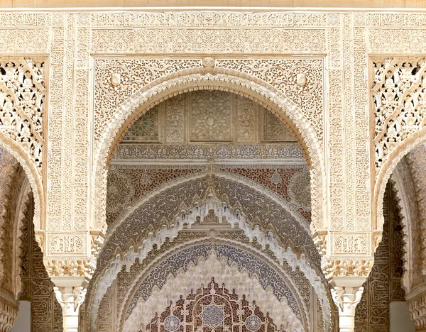 Oblouky v islámském stylu v Alhambra, Granada, Španělsko — Stock fotografie