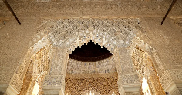 Łuki w stylu islamskim w Alhambra, Granada, Hiszpania — Zdjęcie stockowe