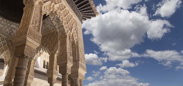 Łuki w stylu islamskim w Alhambra, Granada, Hiszpania — Zdjęcie stockowe