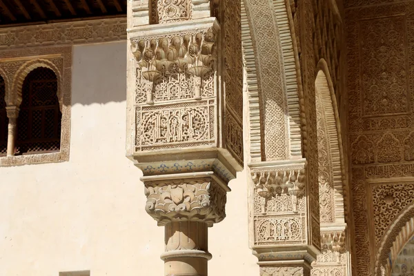 Łuki w stylu islamskim w Alhambra, Granada, Hiszpania — Zdjęcie stockowe