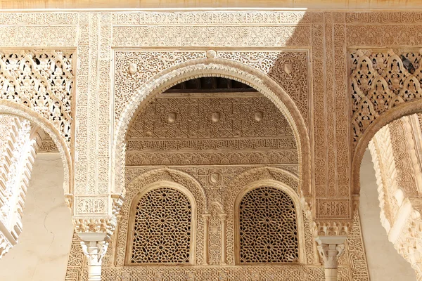 Oblouky v islámském stylu v Alhambra, Granada, Španělsko — Stock fotografie